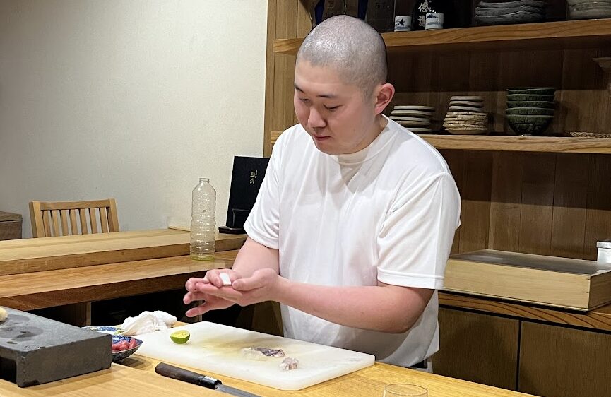 終業後に握りの練習に励む杉山くん